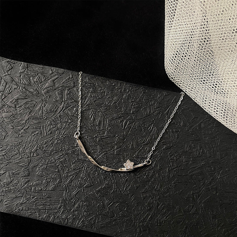 Zarte handwerkliche Halskette