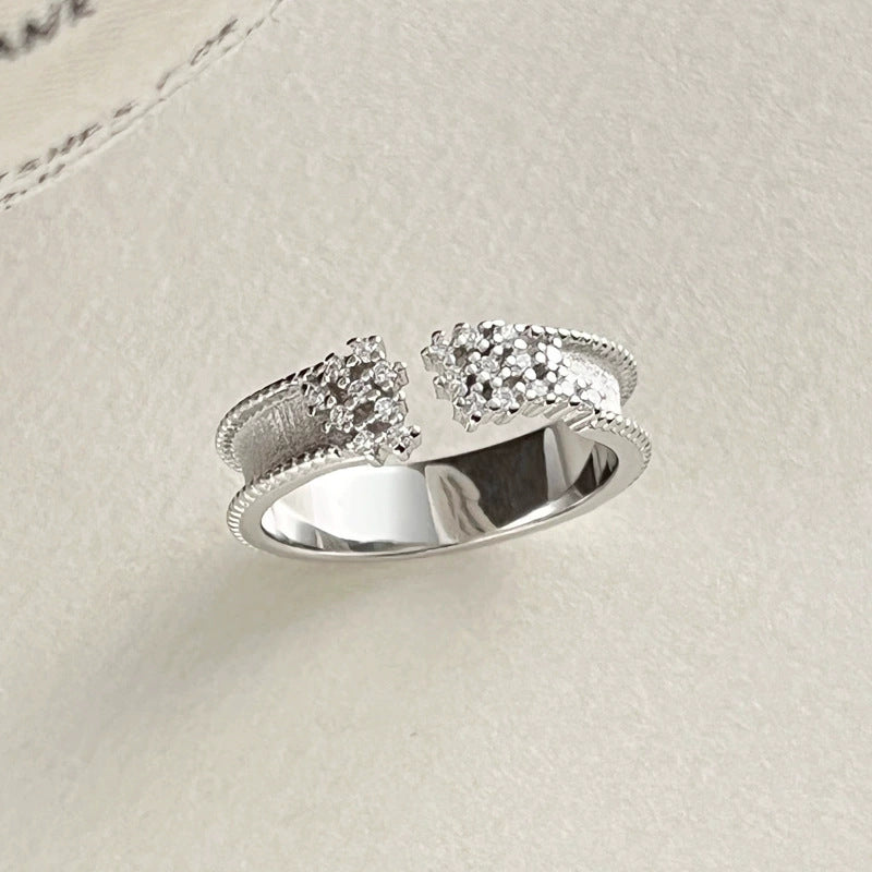 Zarte handwerkliche Ring