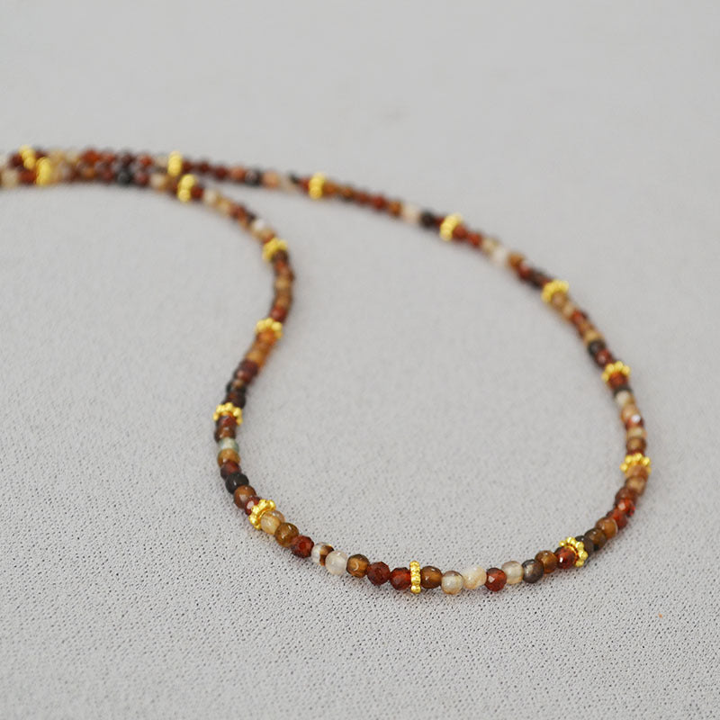 Zarte handwerkliche Halskette