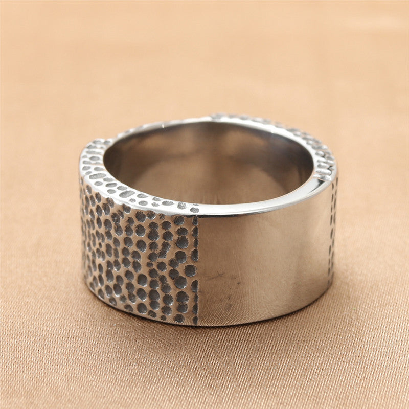 Zarte handwerkliche Ring