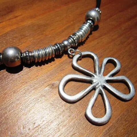 Zarte handwerkliche Halskette