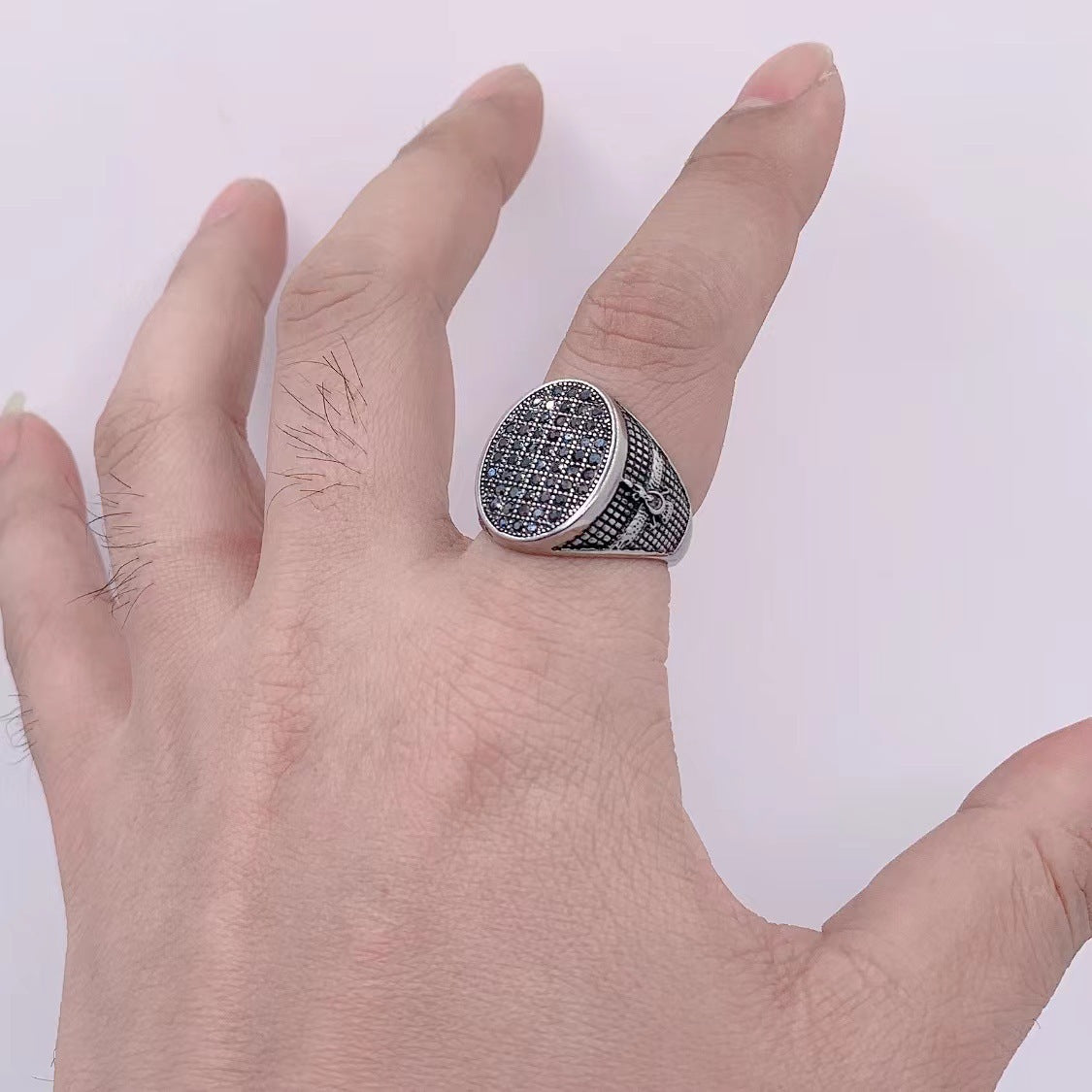 Zarte handwerkliche Ring