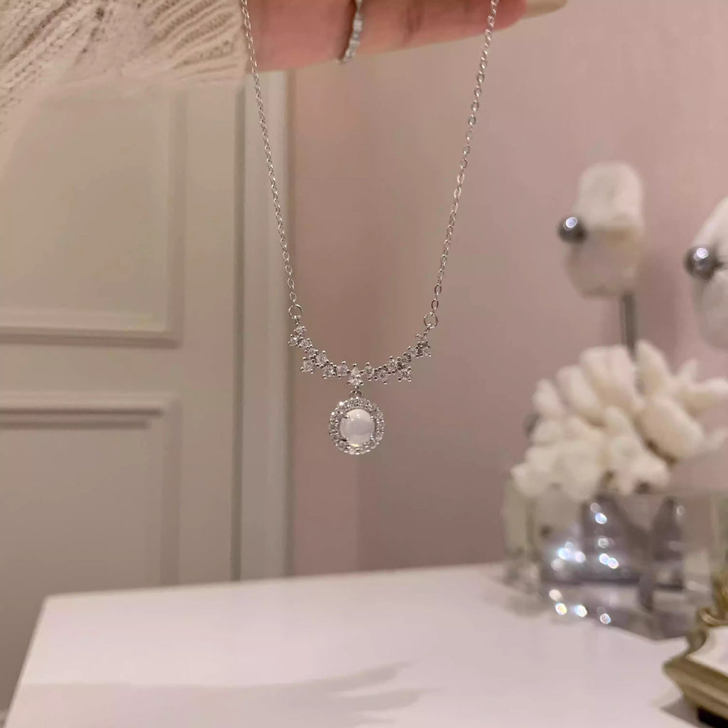 Schöne Halskette mit einzigartigem Stil