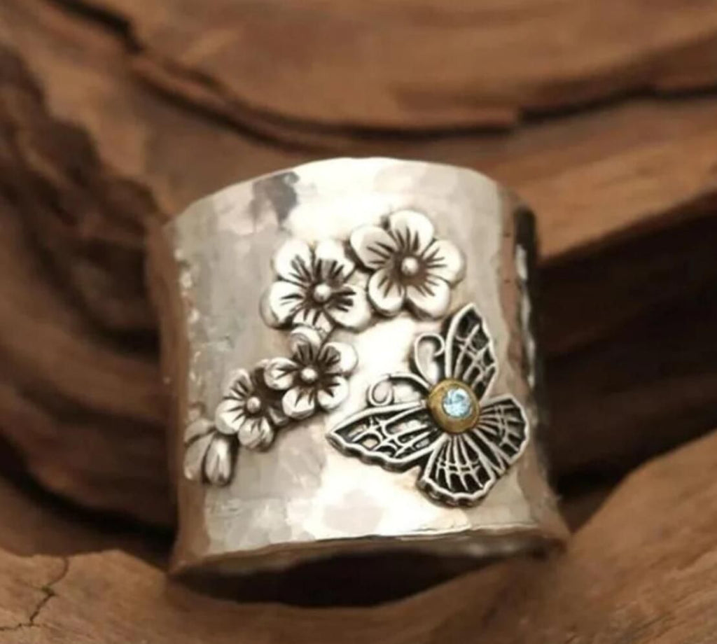 Zarte handwerkliche Ring