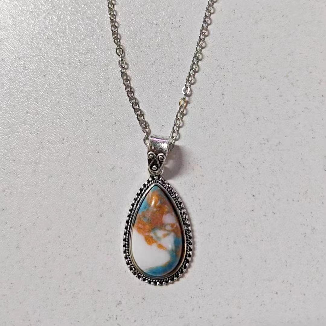 Zarte handwerkliche Halskette