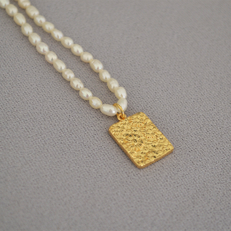 Schöne Gold Halskette mit einzigartigem Stil