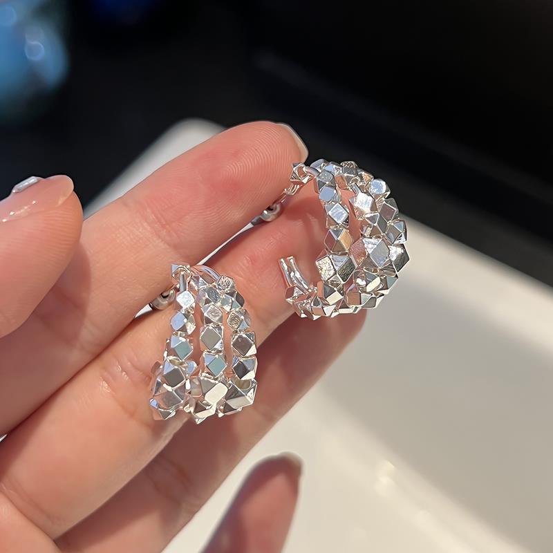 Zarte handwerkliche Ohrring