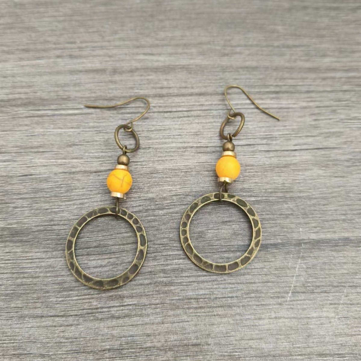 Zarte handwerkliche Ohrring