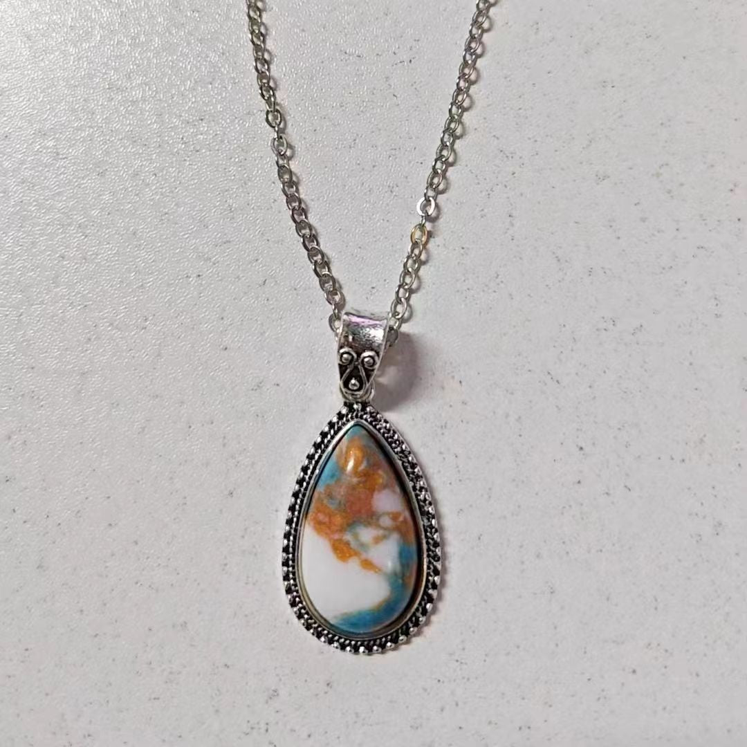 Zarte handwerkliche Halskette