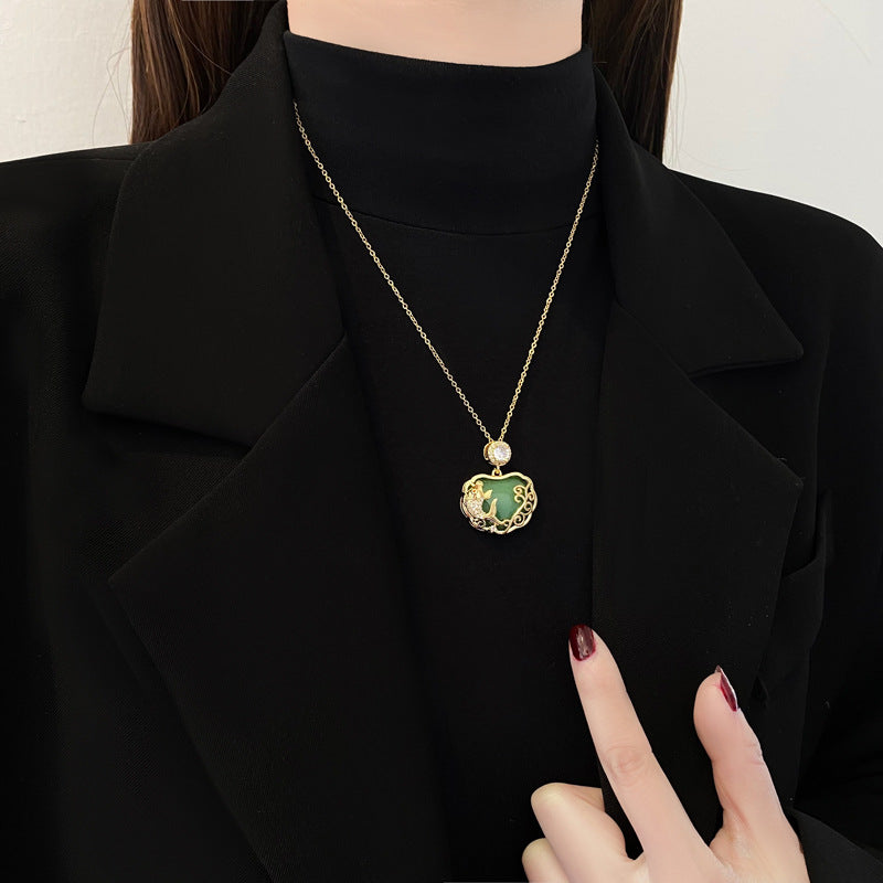 Schöne Halskette mit einzigartigem Stil