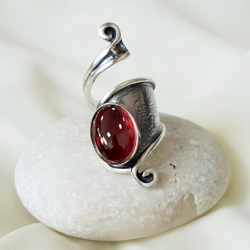 Zarte handwerkliche Ring