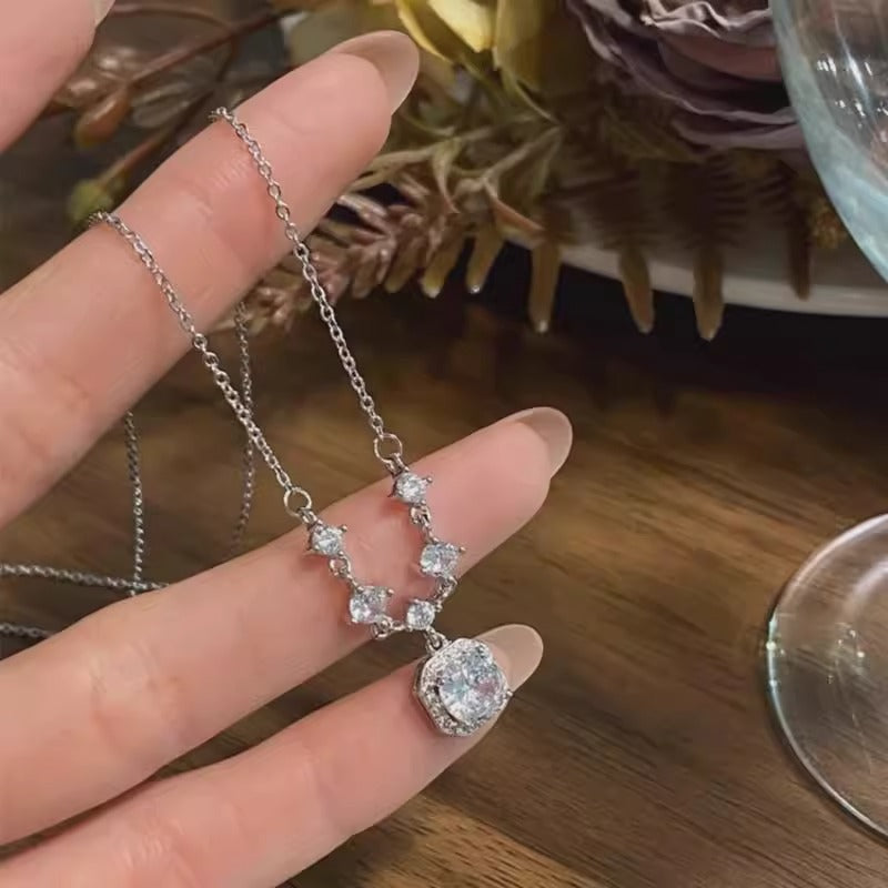 Schöne Halskette mit einzigartigem Stil