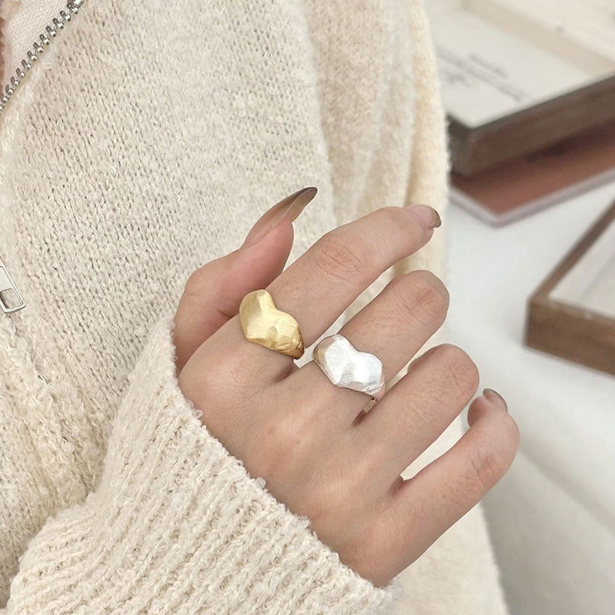 Zarte handwerkliche Ring