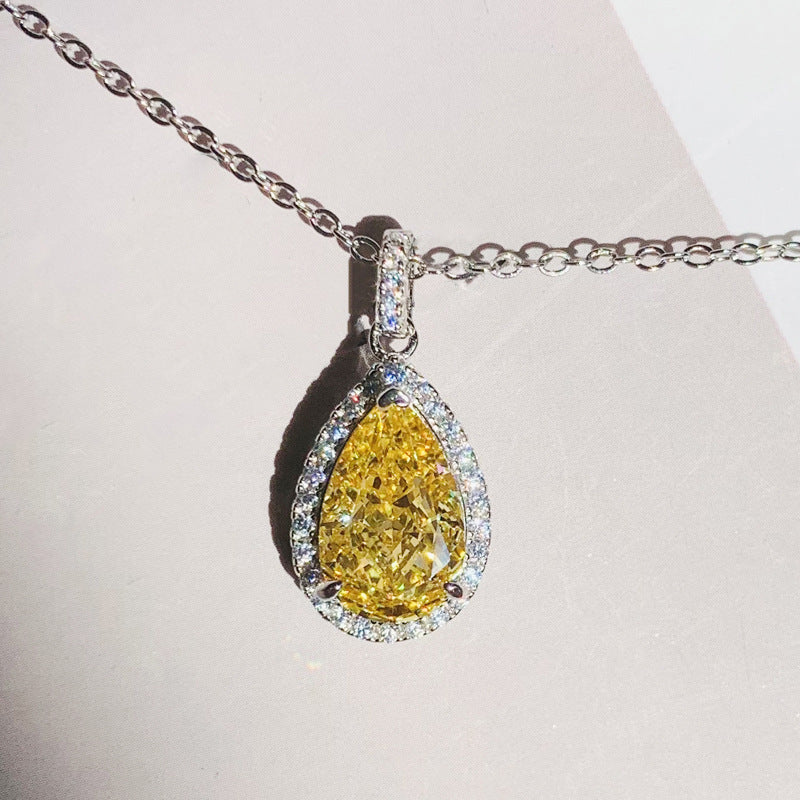 Schöne Halskette mit einzigartigem Stil