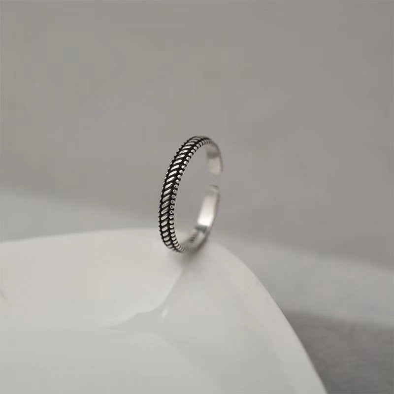 Zarte handwerkliche Ring