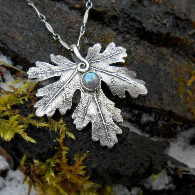 Zarte handwerkliche Halskette