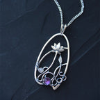 Schöne Halskette mit einzigartigem Stil