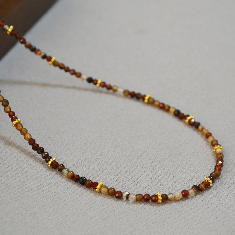 Zarte handwerkliche Halskette