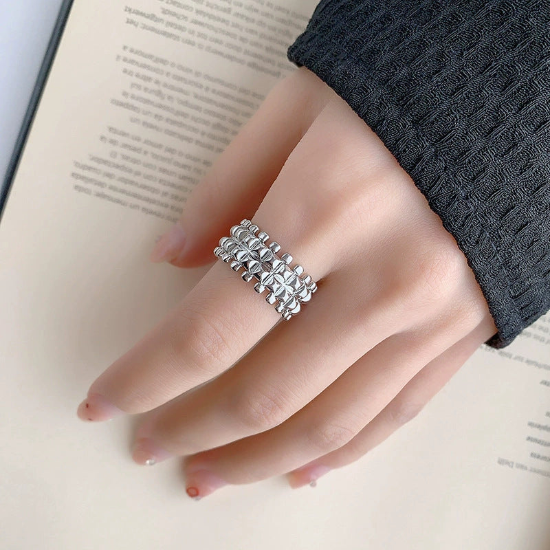 Zarte handwerkliche Ring