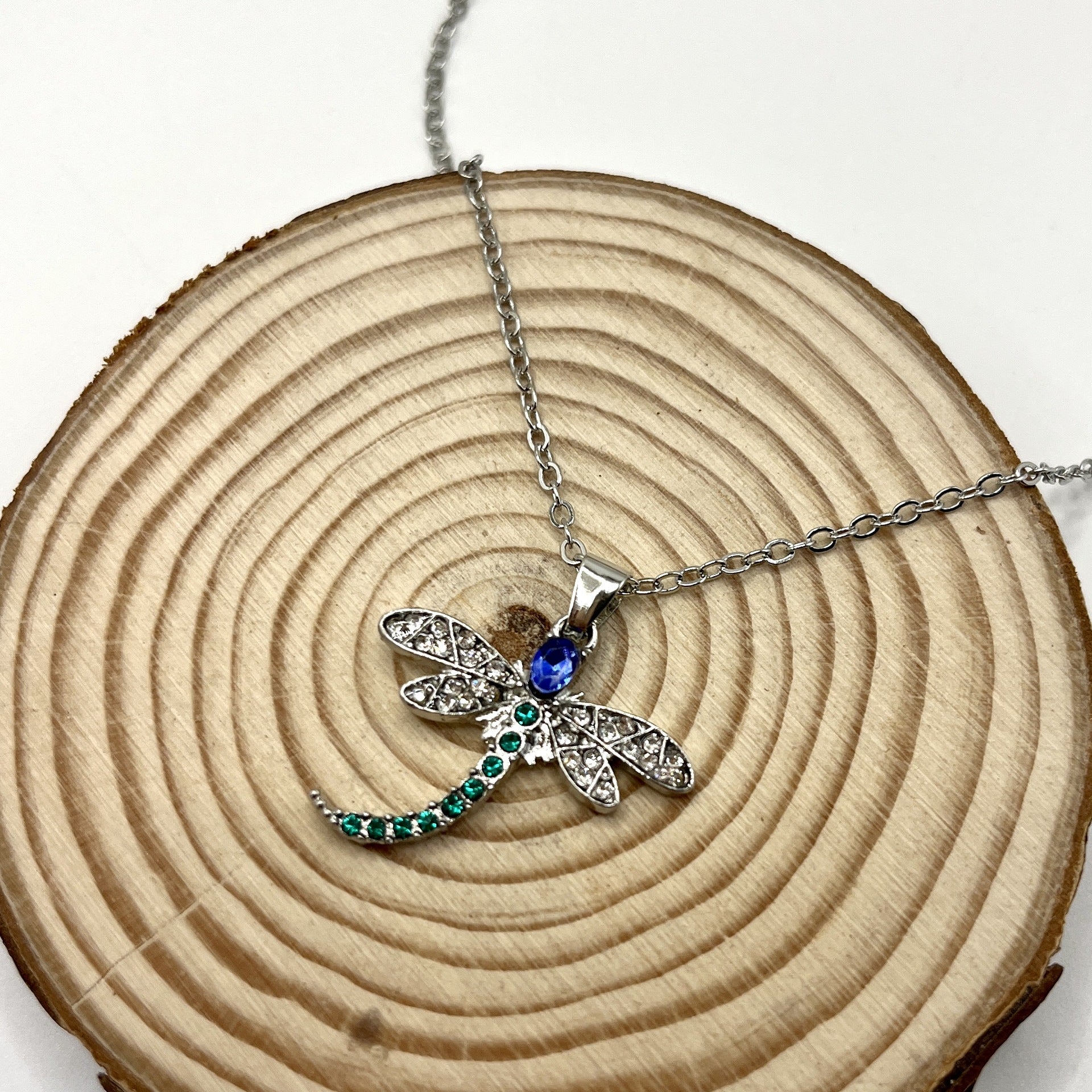 Schöne Halskette mit einzigartigem Stil