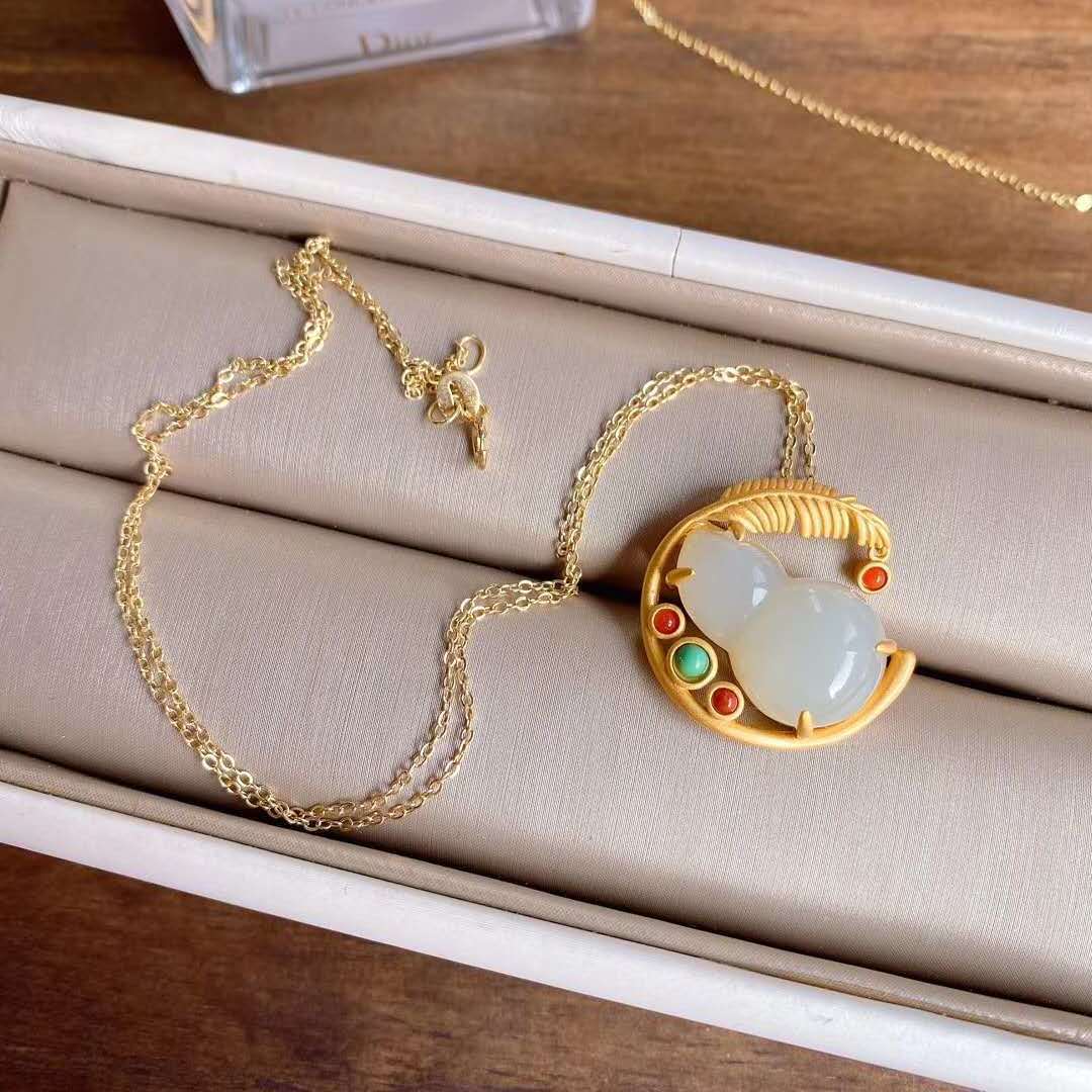 Schöne Halskette mit einzigartigem Stil