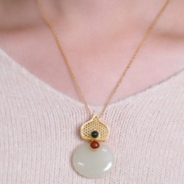 Schöne Gold Halskette mit einzigartigem Stil