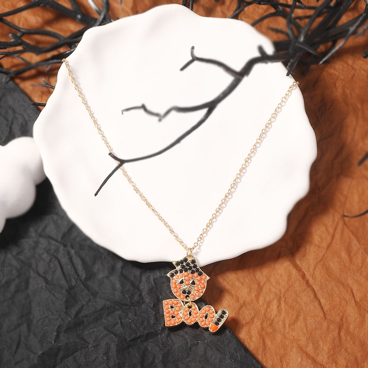 Schöne Halskette mit einzigartigem Stil