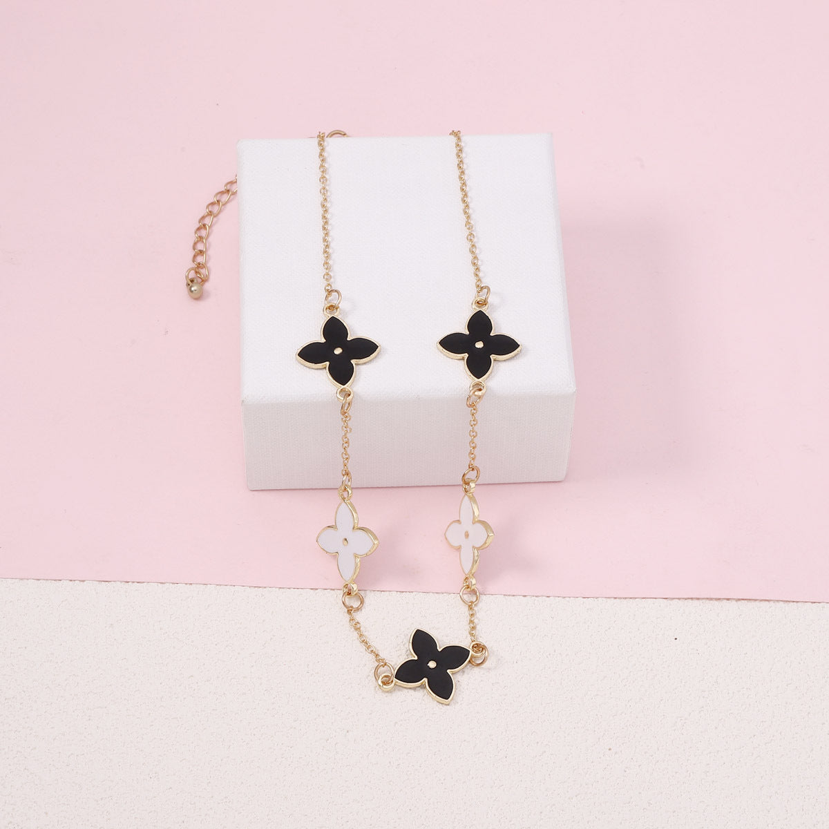 Schöne Halskette mit einzigartigem Stil