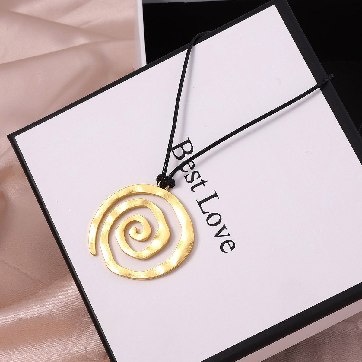 Schöne Halskette mit einzigartigem Stil