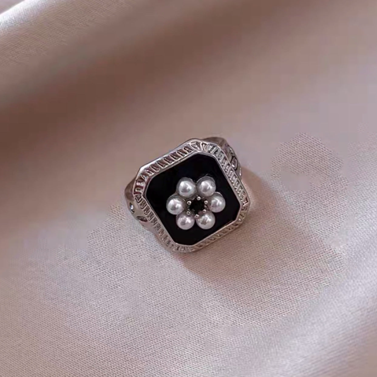 Schöne Perlen Ring mit einzigartigem Stil