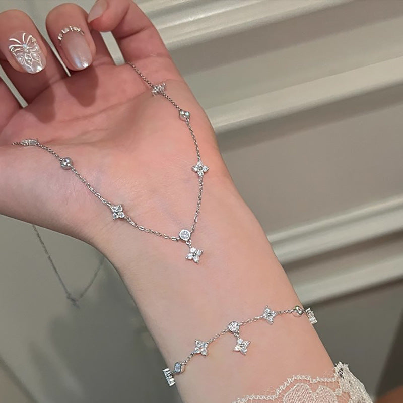 Zarte handwerkliche Halskette