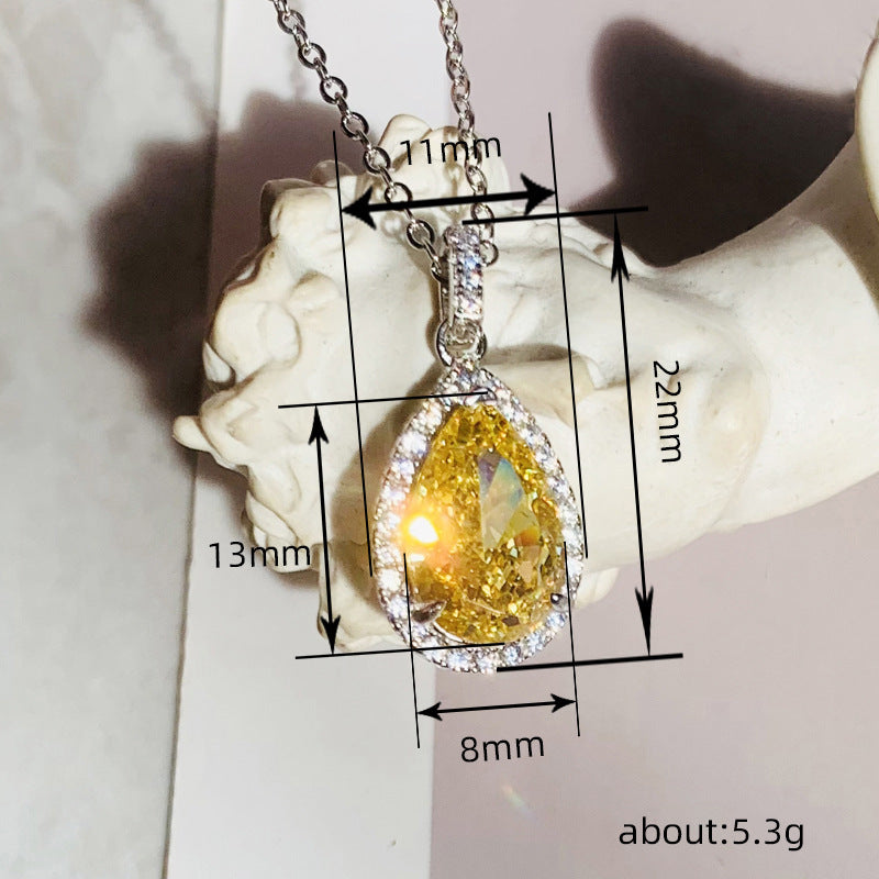 Schöne Halskette mit einzigartigem Stil