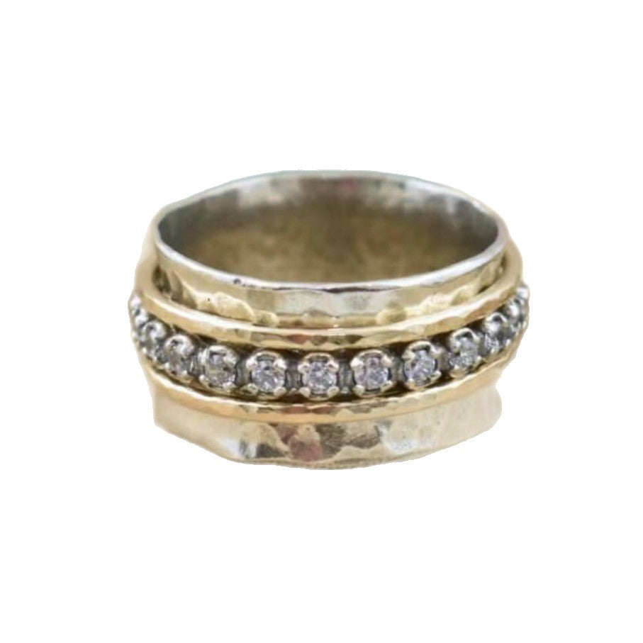 Zarte handwerkliche Ring