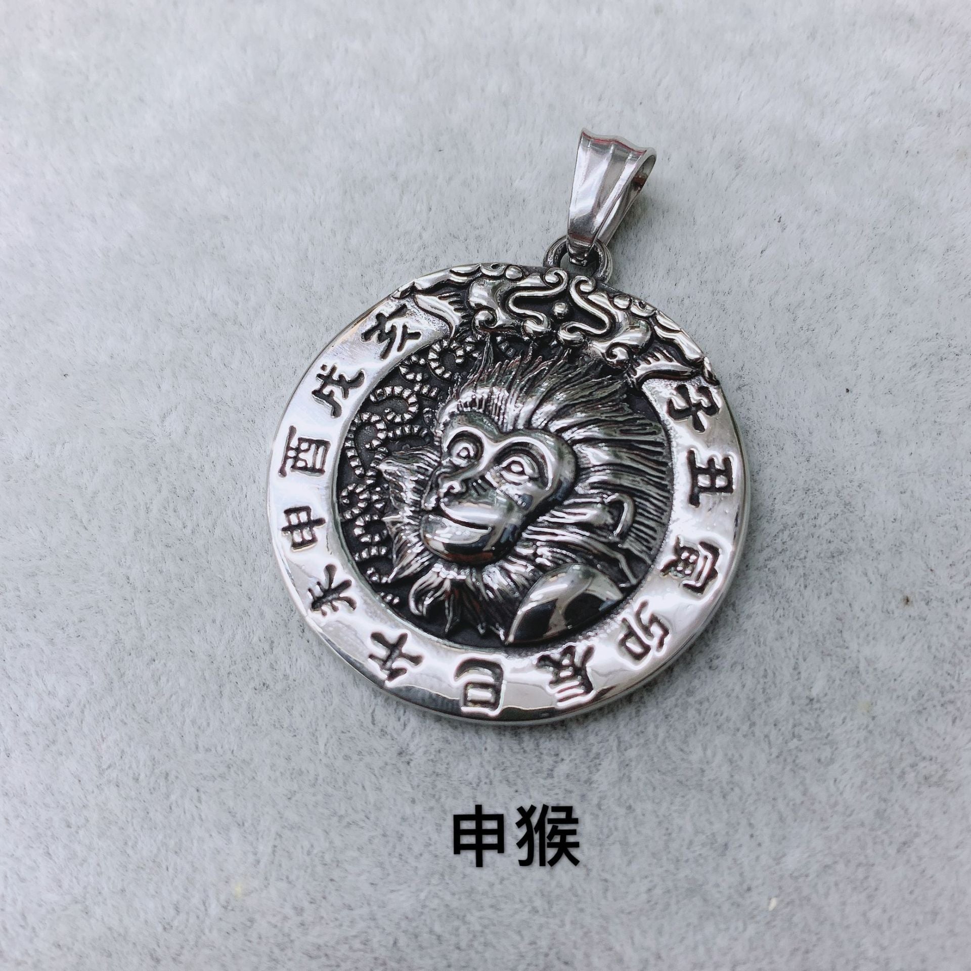 Schöne Halskette mit einzigartigem Stil