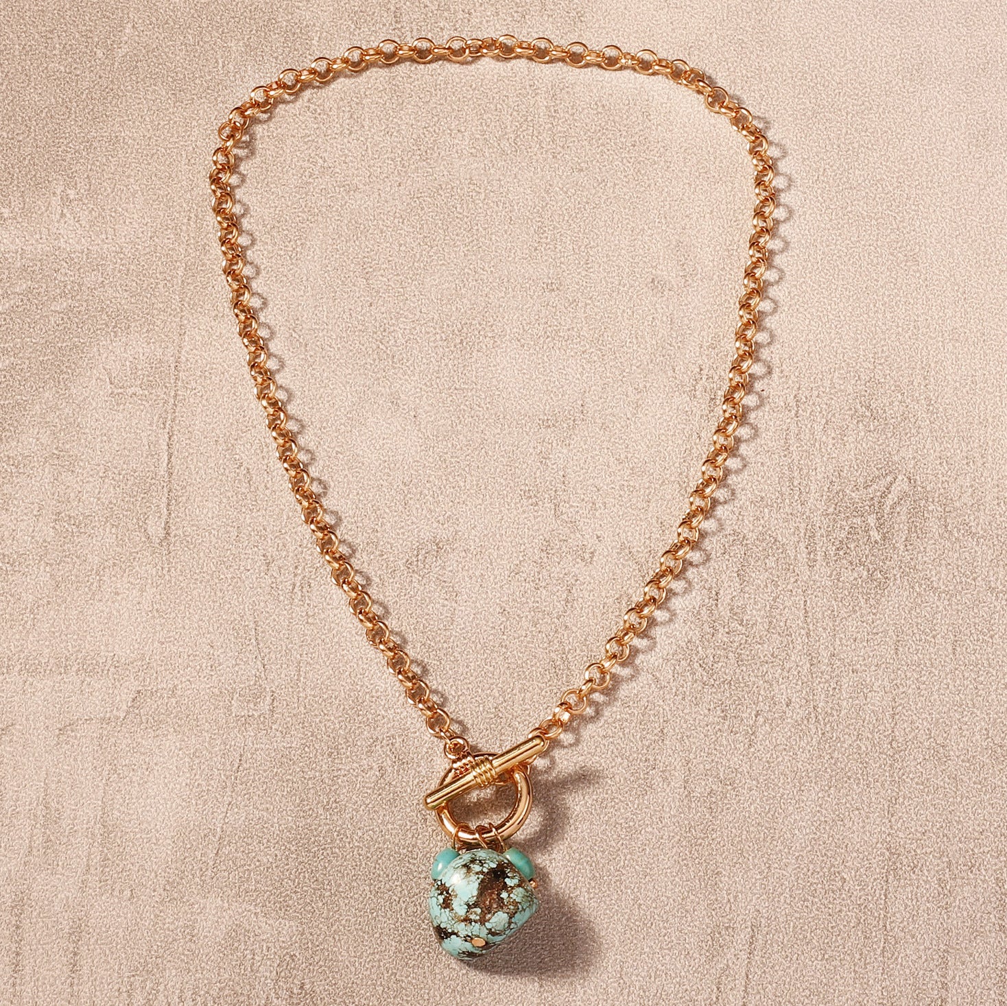 Schöne Halskette mit einzigartigem Stil