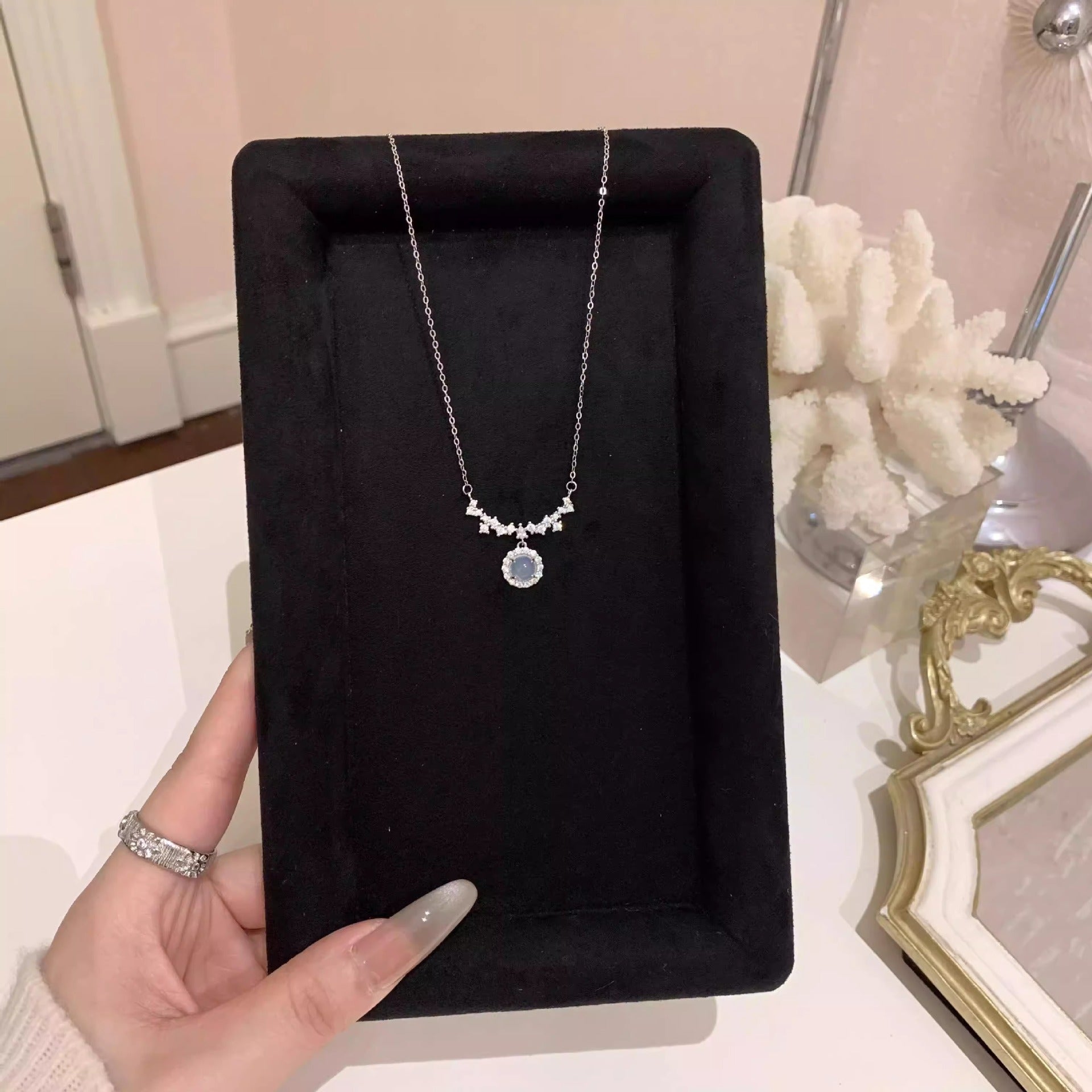 Schöne Halskette mit einzigartigem Stil