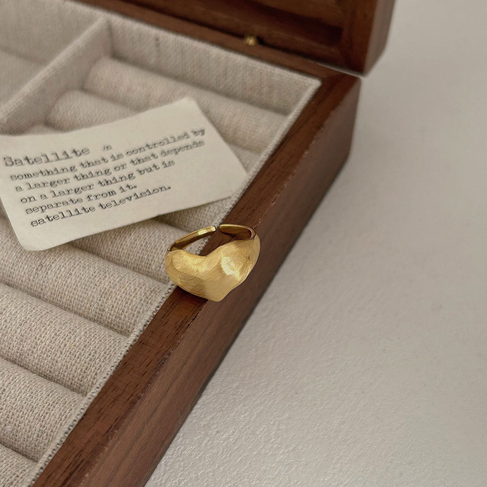 Zarte handwerkliche Ring